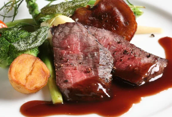 豊後牛モモ肉のメインディッシュ