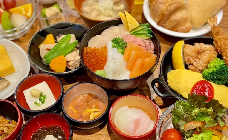 ドーミーインPREMIUM札幌|豪快海鮮丼と小鉢料理を楽しめる