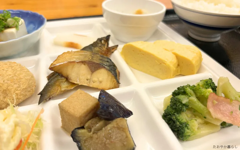 朝食盛り付け