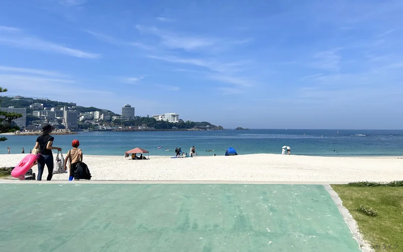 白良浜への道