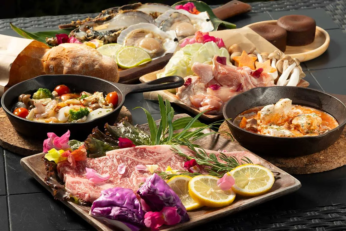 シオサイテラスで提供される肉と魚介の食事